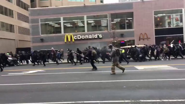 Más de 90 personas detenidas durante protestas anti-Trump