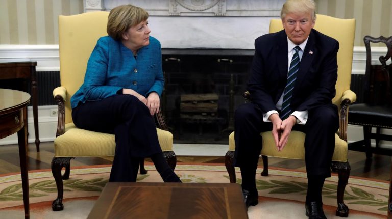 .@WhiteHouse explica el incidente del apretón de manos entre #Merkel y @realDonaldTrump
