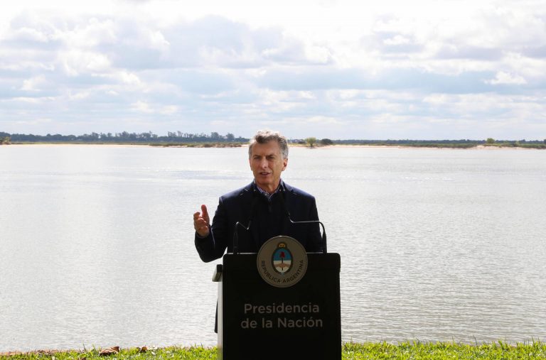 Cambia @MauricioMacri a ministros de #Energía y de #Producción