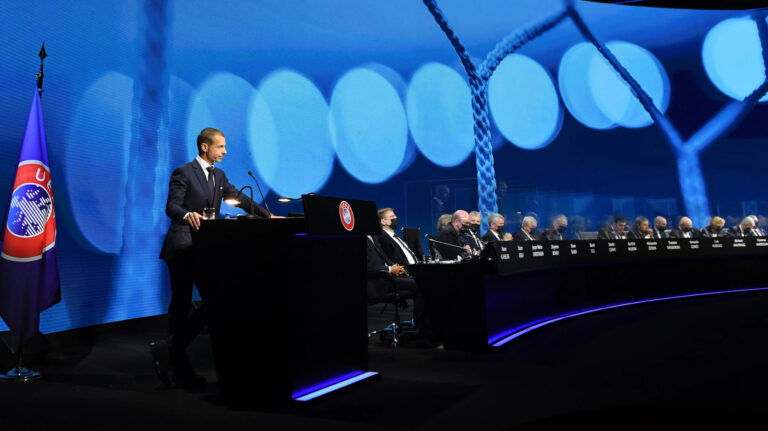 La #SuperLiga Europea se muere: @LFC, @ManUtd, @ArsenalOficial, @Spurs_ES y @ChelseaFC se unen al @MancCity la abandonan