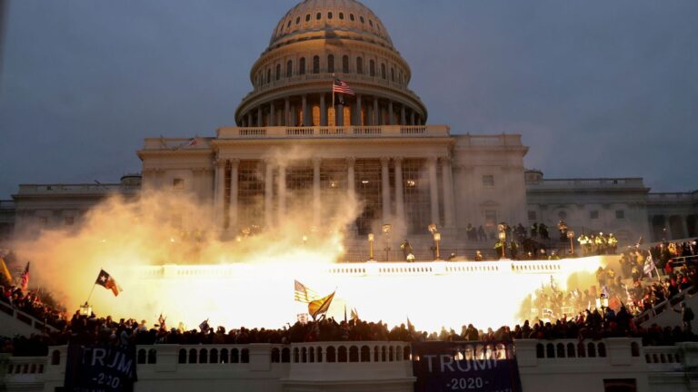 Estadounidenses temen por su democracia y avalan la violencia