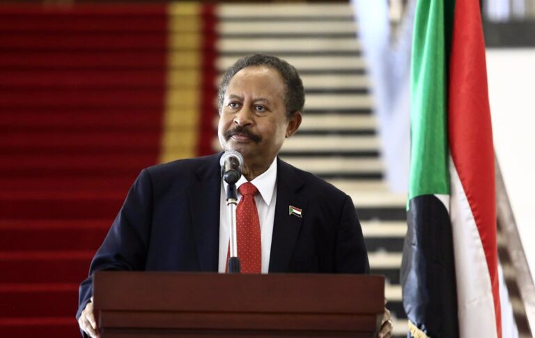 Primer ministro de Sudán renuncia en medio del golpe militar